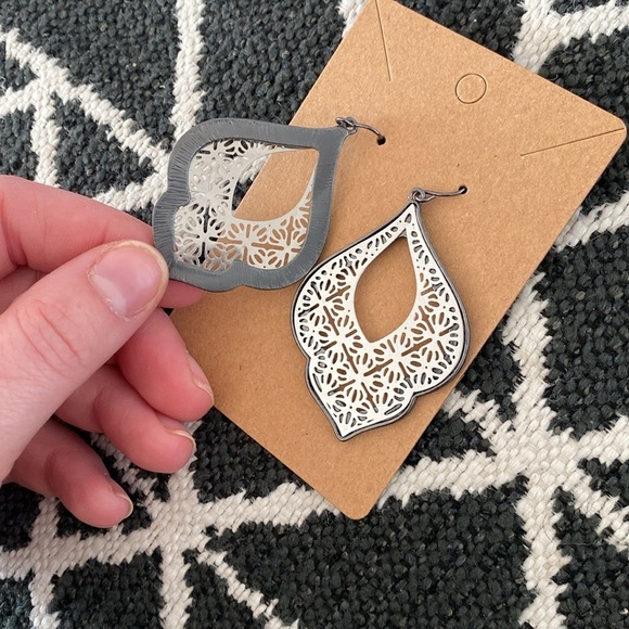 Diamond shaped pendant silver metal earrings - Picture 4 of 5